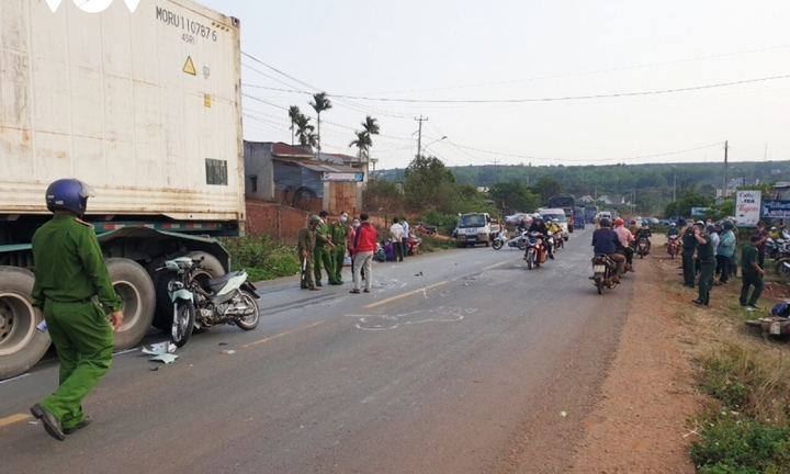 Sau va chạm kinh hoàng khiến 2 người chết, tài xế container rời khỏi hiện trường