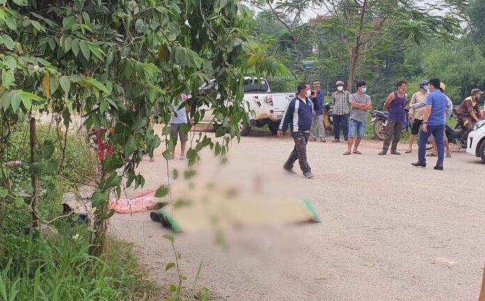 Ô tô tải đâm xe máy, 2 bố con tử vong thương tâm