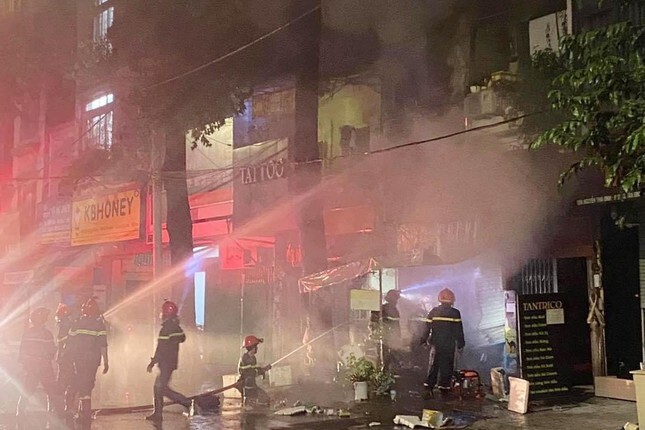 Cháy nhà ở TP.HCM lúc rạng sáng, 2 người được cứu sống