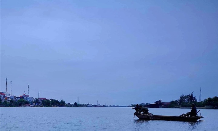 Vụ nam thanh niên ôm ba lô chứa kỷ vật của người yêu nhảy cầu Lạc Quần tự tử: Tìm thấy thi thể