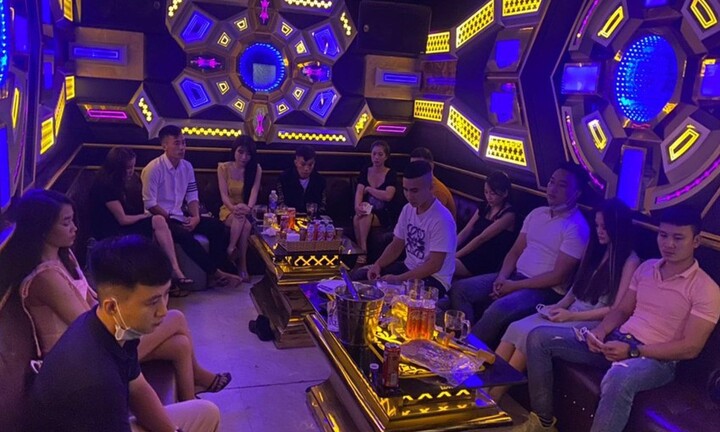 Tàn tiệc cưới, hơn chục nam nữ rủ đến quán karaoke