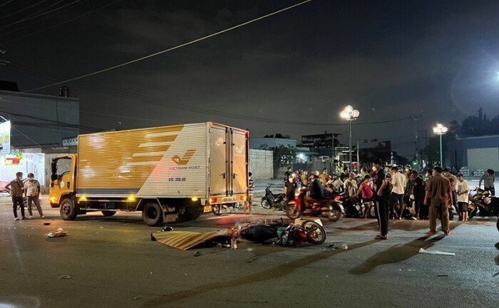 Tai nạn giao thông ở Bình Dương, cô gái khóc ngất bên thi thể chồng sắp cưới