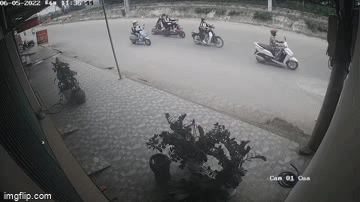 Khoảnh khắc 3 giây lạnh gáy khi học sinh lái xe điện ngã ra đường