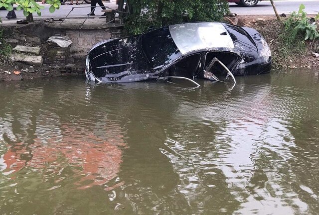 Xe chở chủ tịch hội nông dân lao xuống mương, 2 người tử vong