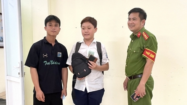 Nhặt được ví chứa đầy tiền, học sinh lớp 7 trả lại người đánh rơi