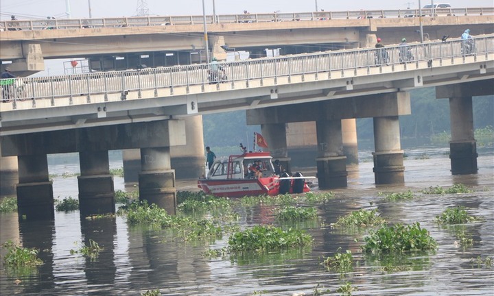 Vụ người phụ nữ để lại đôi dép, nhảy cầu Bình Triệu mất tích: Nhân chứng nói gì?