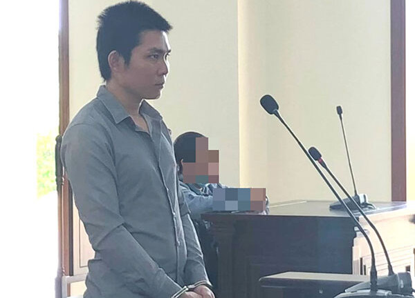 Sau khi uống rượu, gã cha dượng dụ dỗ con riêng của vợ giao cấu