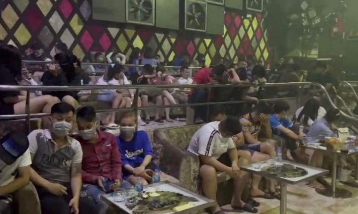 Đột kích quán bar Paradise, phát hiện 63 