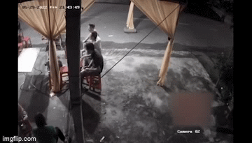 Vụ ô tô lao vào rạp đám tang ven đường, 3 người bị thương: Camera ghi gì?