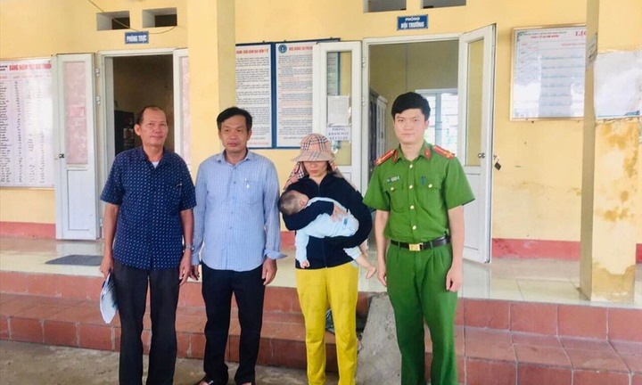 Đi làm đồng, phát hiện bé trai hơn 8 tháng bị bỏ rơi trong làn nhựa