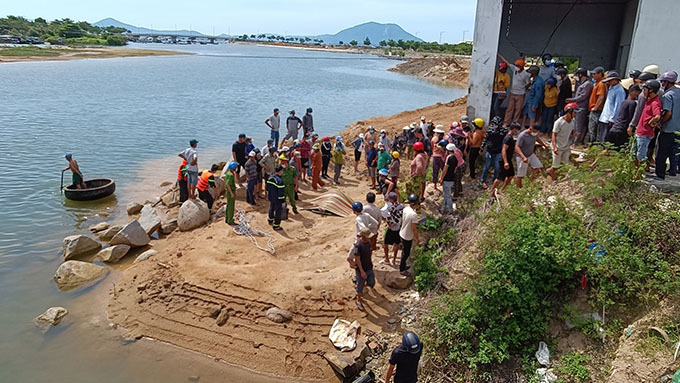 Đi đánh cá, bàng hoàng phát hiện thi thể nam thanh niên nổi trên sông