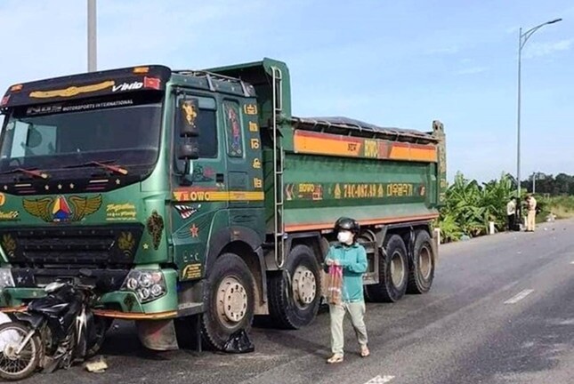 Xe tải chở cát tông chết 2 người trên Quốc lộ 1