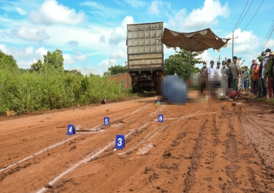 Xe tải va chạm xe máy, bé gái 9 tuổi bị cán tử vong