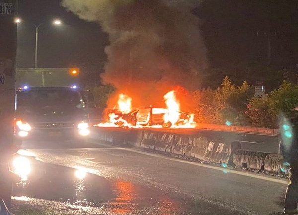 Vụ ô tô bốc cháy, 2 người chết ở TP.HCM: Nhân chứng tham gia cứu hộ tiết lộ hình ảnh xúc động