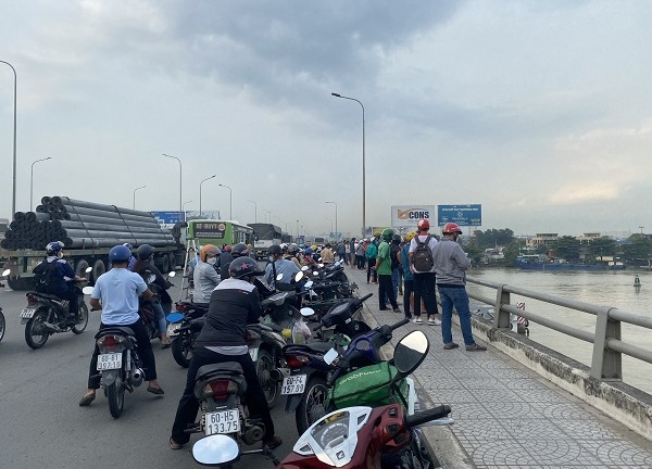 Bỏ lại xe máy, sổ hộ khẩu trên cầu Đồng Nai, người phụ nữ gieo mình xuống sông