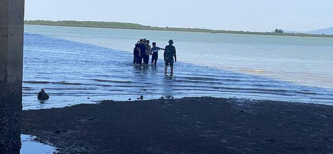 Giết người xong, nghi phạm gọi điện báo người thân rồi nhảy cầu tự tử