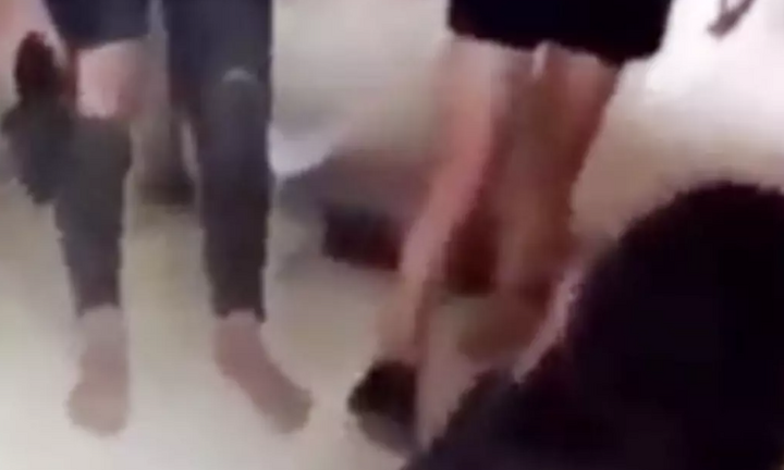 Nữ sinh bị bạn giật tóc, dùng dép đánh vào đầu ở trong nhà vệ sinh