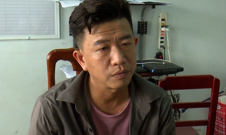 8 bà cùng 9 ông ngồi 