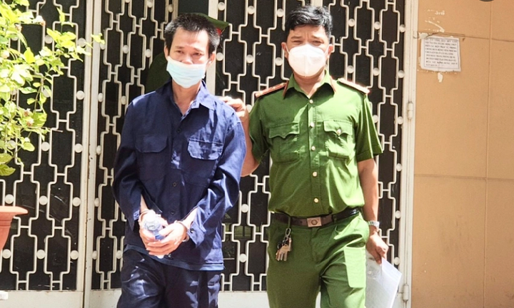 Làm trò đồi bại ngay trước mặt con gái,