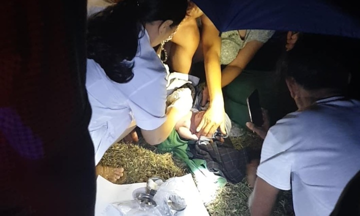 Chồng đỡ đẻ cho vợ sinh con ngay trên QL 1A