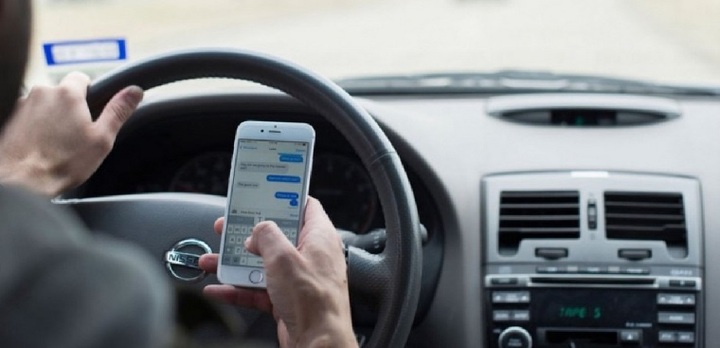 Từ năm 2022, đeo tai nghe khi điều khiển ôtô có bị phạt không?