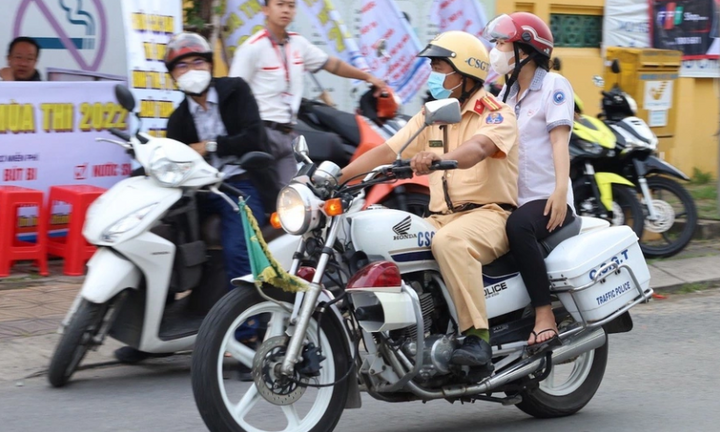 Thiếu tá CSGT lái xe đặc chủng chạy hàng chục km chở nữ sinh về nhà lấy giấy báo dự thi