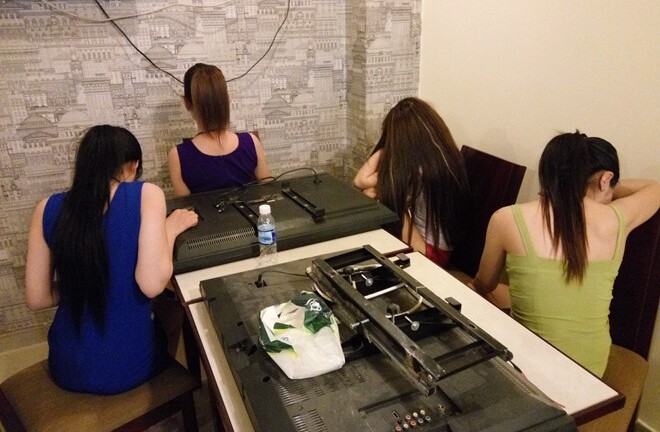 Bắt quả tang 2 nữ tiếp viên khỏa thân, kích dục cho khách ở Hải Phòng