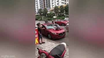 Vợ trèo lên nắp capo, chụp ảnh chồng chở