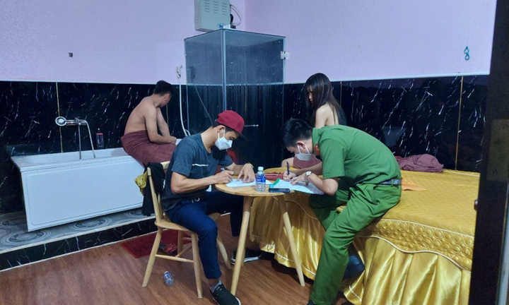 Nữ tiếp viên thoát y phục vụ khách trong cơ sở massage ở Bình Dương