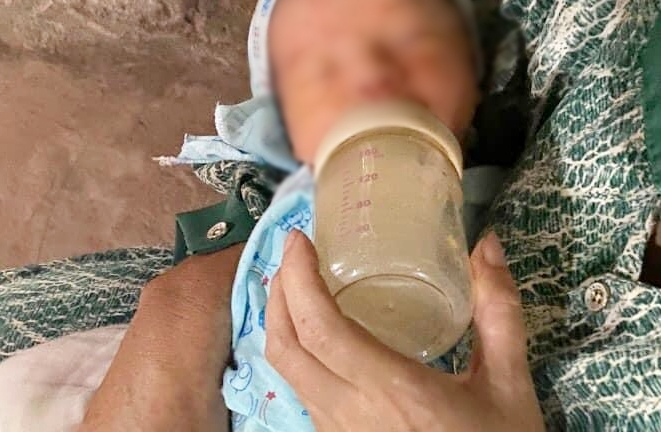 Vụ bé gái sơ sinh bị bỏ rơi dưới gầm cầu: Mảnh giấy nhỏ ghi gì?