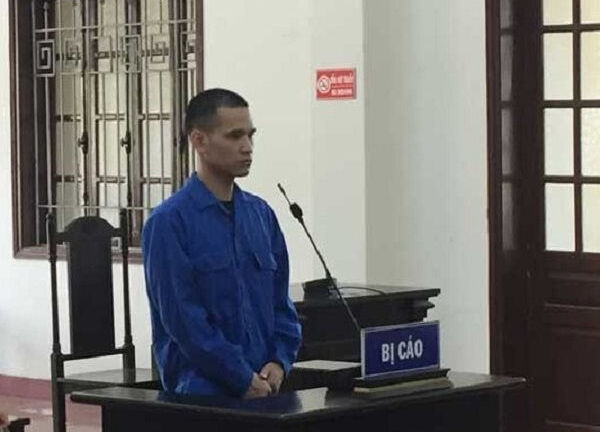 Bị chia tay, gã trai siết cố, dí roi điện vào người nhân tình