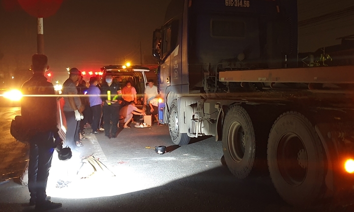 Đi bộ qua đường, người đàn ông bị