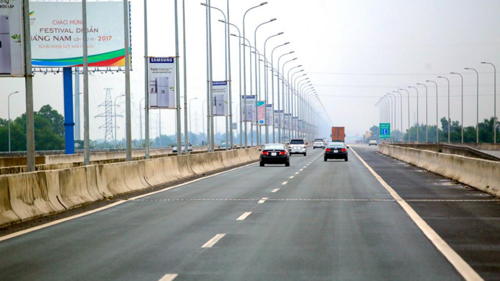 Từ 1/8, xe ô tô không dán thu phí ETC đi vào cao tốc bị xử phạt ra sao?