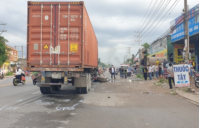 Đi xe máy trên đường