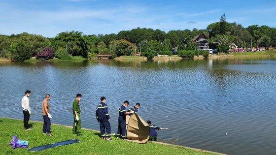 Vụ thi thể nam giới nổi trên hồ Xuân Hương, Đà Lạt: Tại hiện trường có gì?