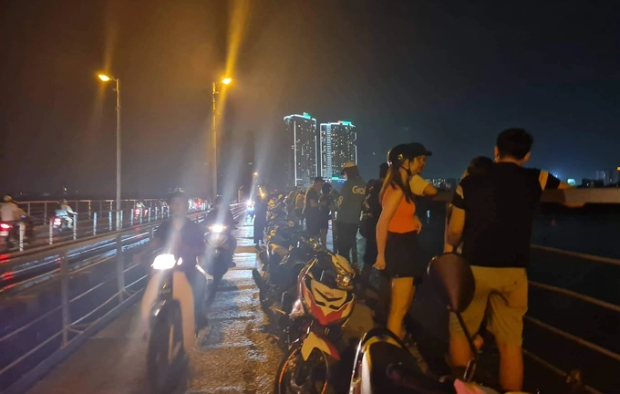 Vụ đôi nam nữ nhảy cầu Long Biên: Nhân chứng tiết lộ gì?