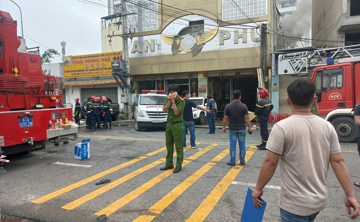 Vụ cháy quán karaoke 32 người chết: Gia đình nạn nhân nói không được hỗ trợ, chính quyền nói gì?