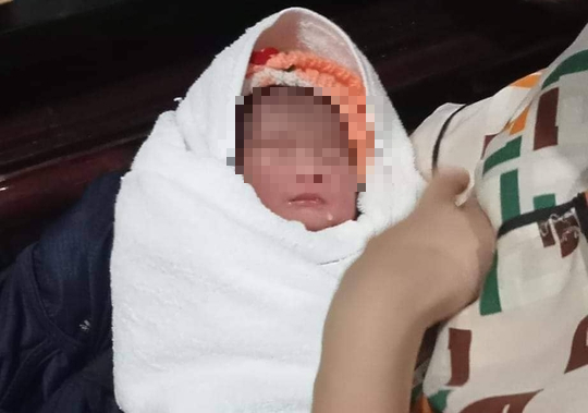 Bé gái sơ sinh bị bỏ rơi trước cổng chùa lúc nửa đêm