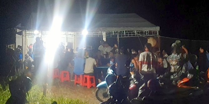 Phát hiện thi thể 2 mẹ con dưới đáy ao tôm