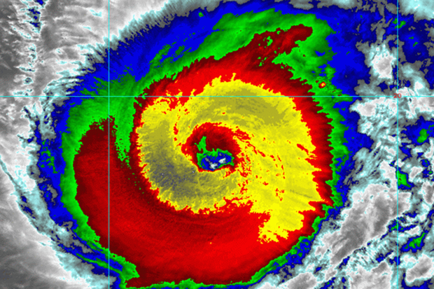 Siêu bão NORU giật cấp 16 khi đổ bộ vào miền Trung