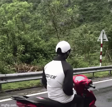 Đút 2 tay vào túi áo khi chạy xe máy đổ đèo Hải Vân,