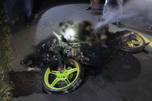 Thi thể cháy đen cạnh chiếc xe máy bên đường