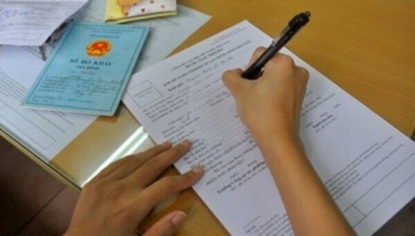 Khai sinh cho con mà chưa nhập hộ khẩu có bị phạt tiền?