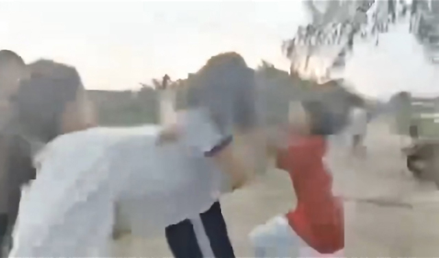 Vụ nữ sinh lớp 7 bị đánh hội đồng, bắt quỳ xin lỗi: Người nhà tiết lộ nguyên nhân