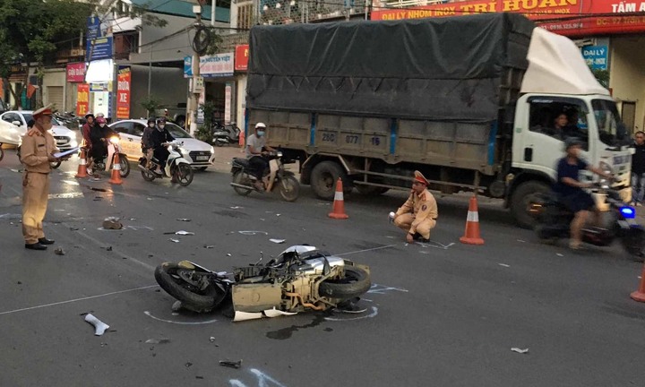 Va chạm kinh hoàng với xe bồn, 2 thanh niên đi SH tử vong