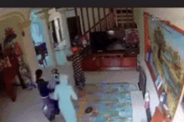 Vụ 3 con gái đổ xăng đốt nhà mẹ đẻ: Nhân chứng tiết lộ gì?