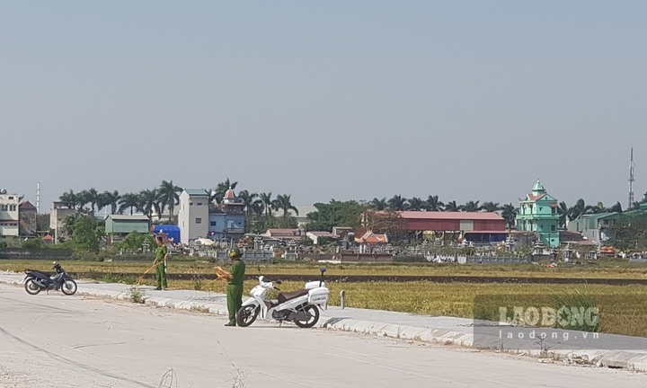 Thi thể người đàn ông trong tư thế ngồi trong cống nước