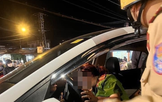 Nữ thiếu tá công an say xỉn, lái ô tô gây tai nạn bị phạt 46 triệu đồng