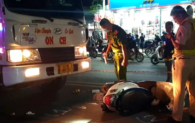 Sắp về tới nhà, người phụ nữ bị xe tải tông tử vong