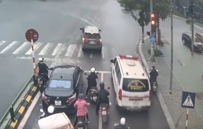 Không nhường đường cho xe cứu thương sẽ bị phạt nặng ra sao?